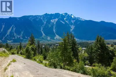 A wonderful opportunity to build a dream home on the Ridge in Pemberton BC. This large, south-facing...
