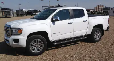GMC CANYON SLT 4X4 CREW CAB WITH LOW MILEAGE. LOADED, LEATHER SEATS, TONNEAU COVER
