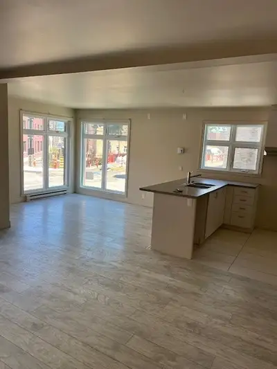 4 LIBRE 1er juillet SAINT-SAUVEUR 529 rue Saint-Vallier Ouest, Québec (G1K 1J6) Balcon privé Entrée...