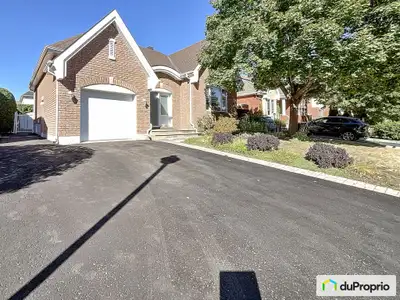 Secteur du Plateau. Joli bungalow (plain-pied) avec garage et stationnement pour deux (2) voitures s...