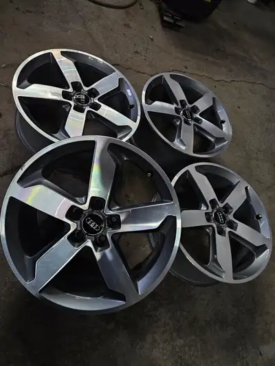 Very clean set of OEM Audi Q3 S-Line wheels. They will fit other Audi and VW models. 18x7 Offset: 43...