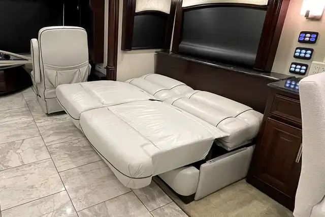 2014 American Coach Eagle 45T – Pre-Owned Class A Motorhome in RVs & Motorhomes in Red Deer - Image 20