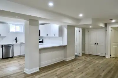 **Stunning** Modern 2 Bedroom Plus Den Unit!!