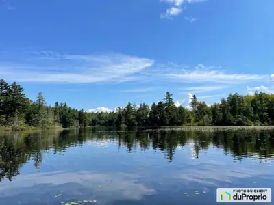 Situé au bord du lac Équerre, ce grand terrain boisé de 2 acres (8 374,4 m² ou 90 140 pi²), se trouv...