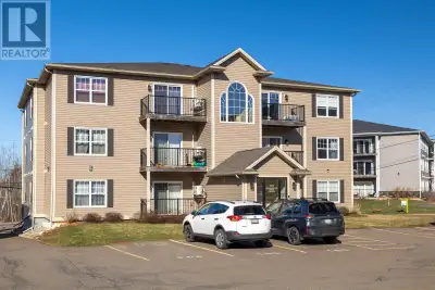 Welcome to this beautifully maintained 2-bedroom condo on sought-after Shakespeare Drive in Stratfor...