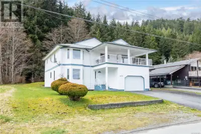 Boasting ocean and mountain views, this property offers a choice between a bed & breakfast/suite or...