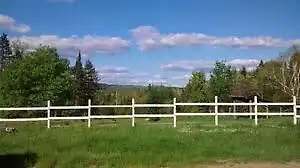 Grands terrains de 2 à 40 acres, boisés, pente douce. Cours d'eau sur certains terrains. Accès notar...