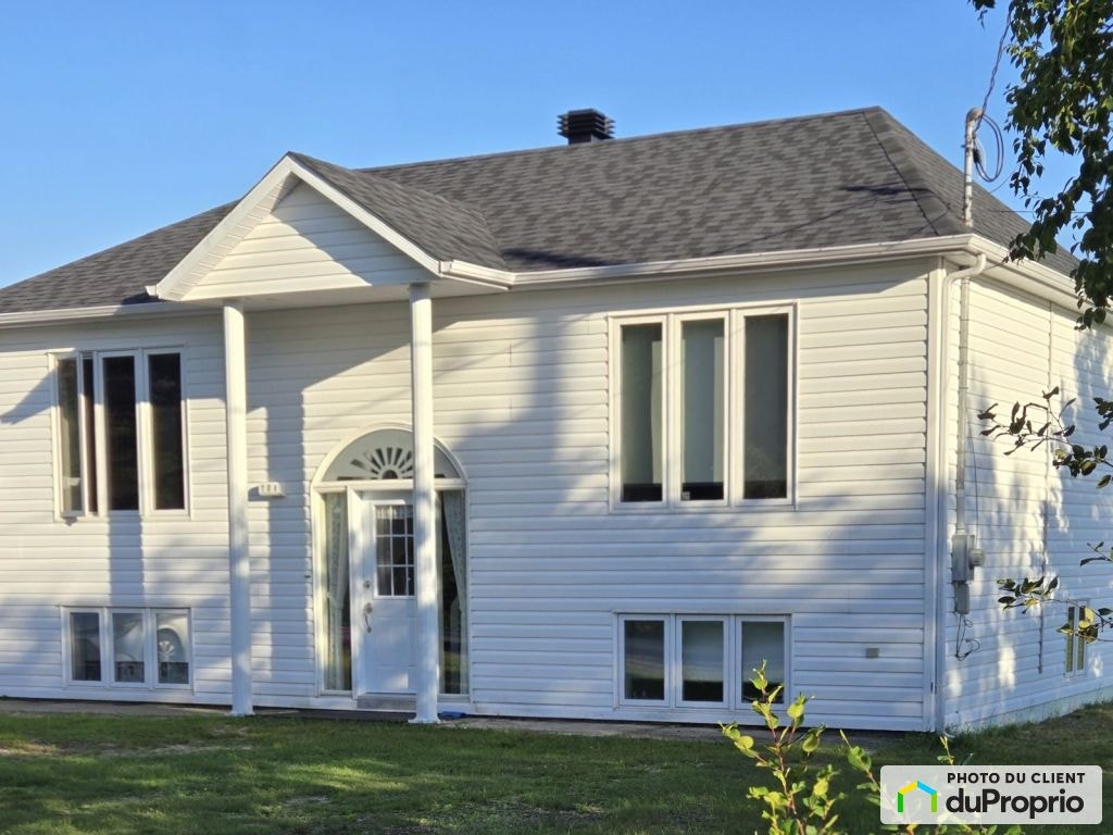 $300,000 - Bungalow for sale in Godbout — photo 1