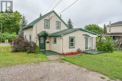 Charming Turn-Key Starter Home in the Heart of Renfrew!This beautifully updated home is move-in read...