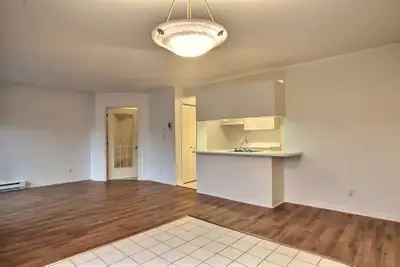 4 1/2 dans un immeuble très propre du secteur de Vanier Immeuble avec plancher en béton et grande fe...