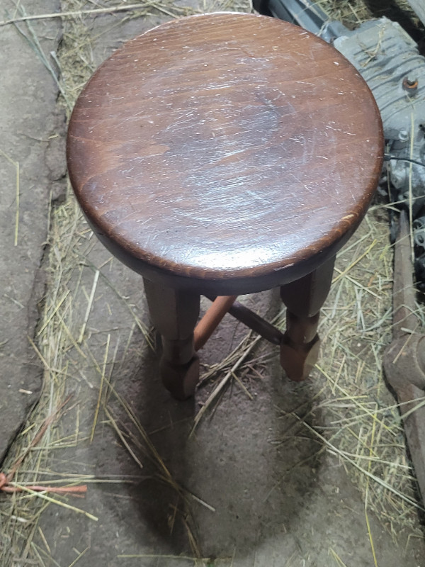 Wooded stool in Other in Belleville - Image 2