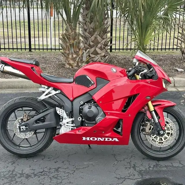 2024 HONDA CBR600RR - RED! in Street, Cruisers & Choppers in Thunder Bay - Image 2