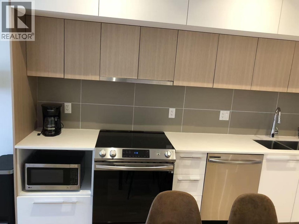 6F 9888 UNIVERSITY CRESCENT Burnaby, British Columbia 4