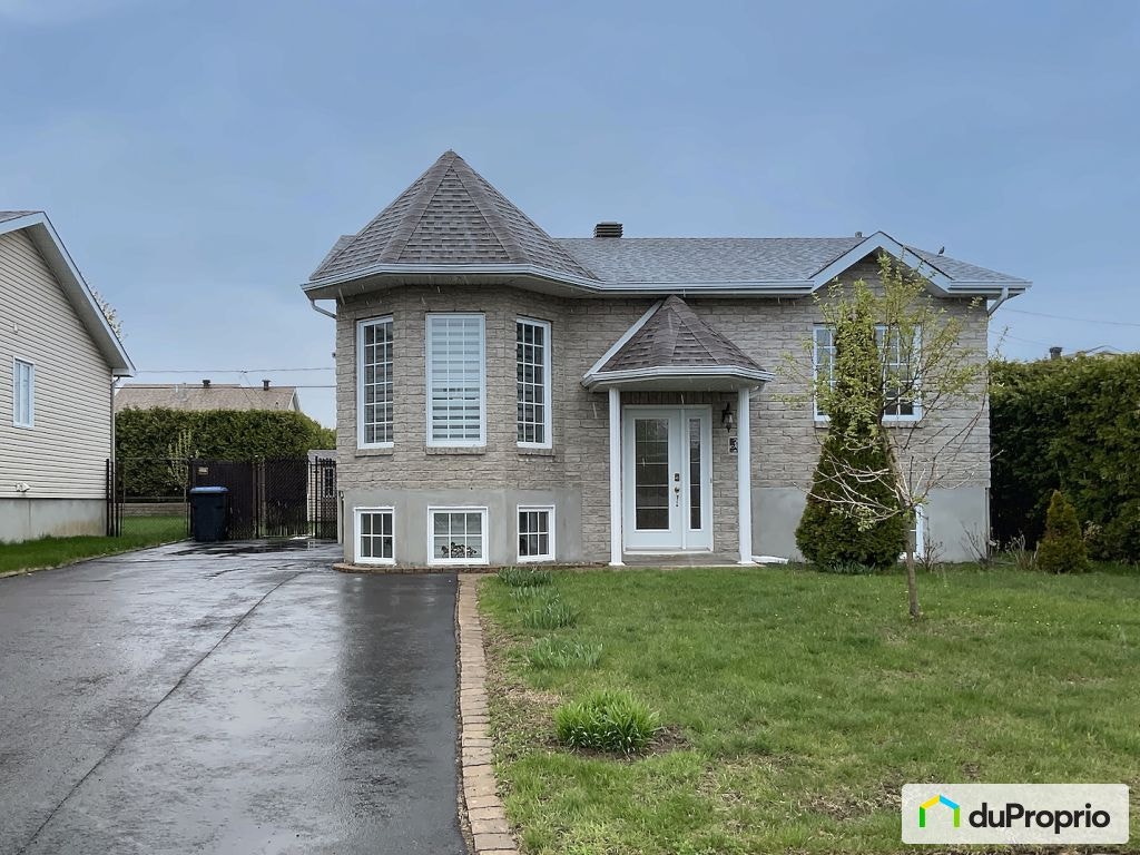 $620,000 - Bungalow for sale in Ste-Marthe-Sur-Le-Lac — photo 1