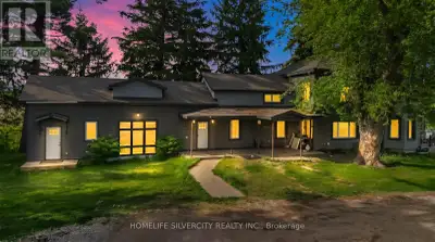 Exceptional investment and future development potential about 3.75 Acres. Property offer opportuniti...