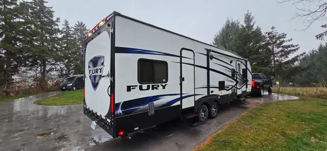 SOLD!  TOY HAULER-4K-GENERATOR 15HR -8X10'GARAGE-PWR BUNK-7400LB in Travel Trailers & Campers in Brantford - Image 4