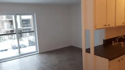 À CHARLESBOURS DANS UN SECTEUR TRANQUILLE, MAGNIFIQUE 3 1/2 ENTIÈREMENT RÉNOVÉ À SEULEMENT 1045$/MOI...