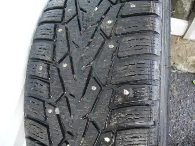 Nokian Nordman (4 pneus hiver) cloutés Jamais eu de crevaison. Encore très bons pour 2 ou 3 hivers....