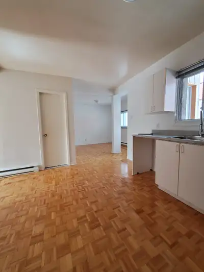 Plateau Mont-Royal, 4 1/2 upper duplex, rénovateur, freshly painted, new electricical wiring, LED li...