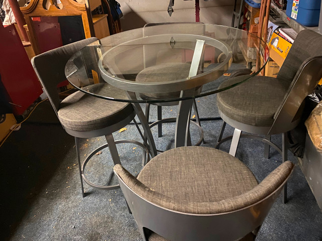 Kitchen table and chairs glass top in Dining Tables & Sets in Hamilton - Image 2