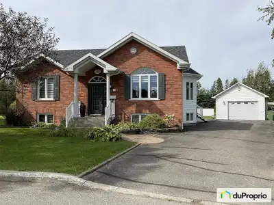 Magnifique bungalow situé dans un quartier familial recherché. Il vous charmera par son terrain de 1...