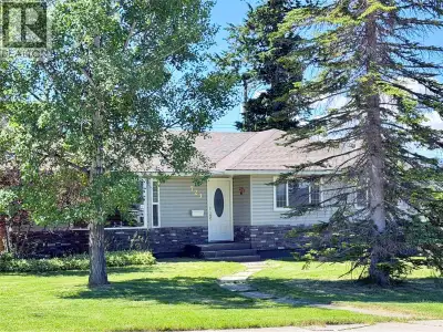 Welcome to this beautifully maintained, move-in-ready family home in a fabulous neighborhood, offeri...