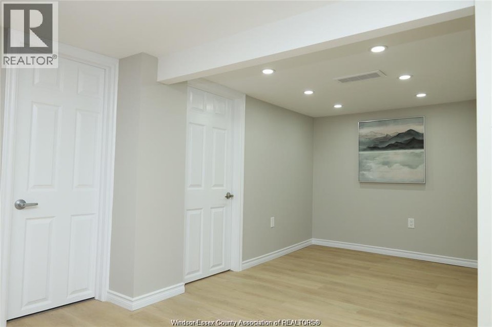 935 LANGLOIS AVENUE Unit# LOWER Windsor, Ontario 5
