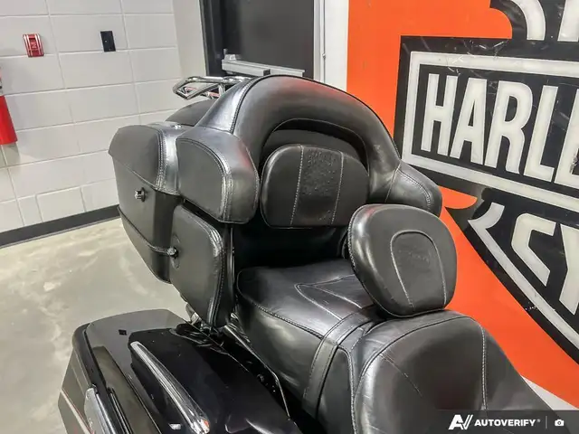 2006 Harley-Davidson FLHTCUSE CVO ULTRA CLASSIC in Sport Touring in Calgary - Image 23