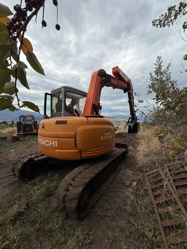 Hitachi Landy EX75UR Excavator in Heavy Equipment in Vernon - Image 4