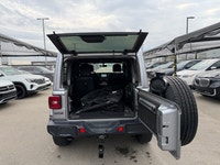 Welcome to Country Hills Volkswagen 2020 Jeep Wrangler Unlimited Sahara Altitude Our team of knowled... (image 8)