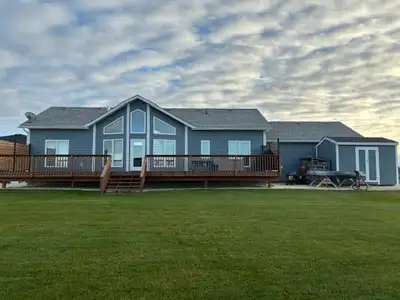 R26//Gimli/Welcome to waterfront living at its finest! This beautifully custom built 1426 sq ft bung...