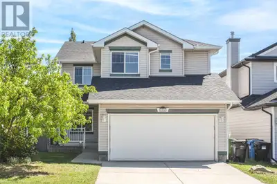 Welcome to this wonderful 3-bedroom, 3.5-bath home located in the desirable community of Country Hil...