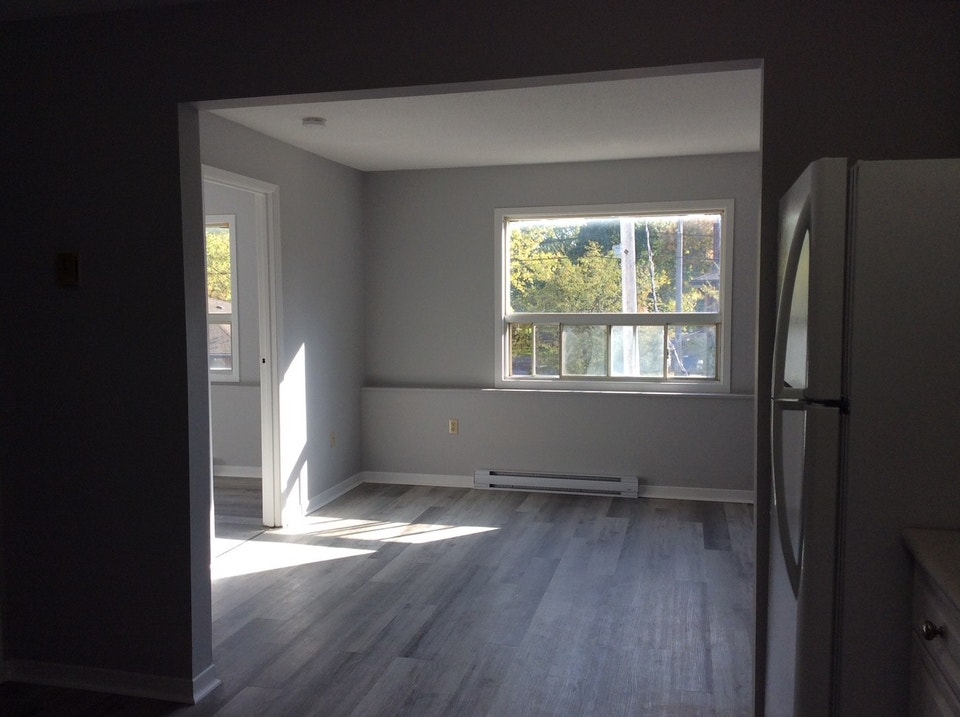 Low-priced upper 2-bed unit at 238 Lincoln St. Welland - $1450 4