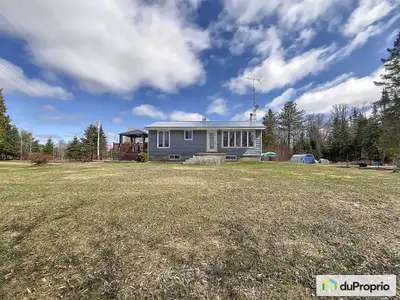 Ce bungalow contient 3 chambres à coucher ainsi qu'une salle de bain. Avec des voisins éloignés et s...