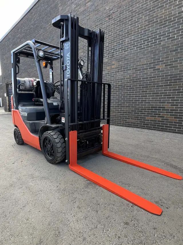 2018 Toyota 4000lbs cap forklift 3 stage w side-shift in Heavy Equipment in Mississauga / Peel Region - Image 3