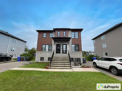 Magnifique triplex de construction 2015 clé en main entièrement loué. Cet immeuble est composé de tr...