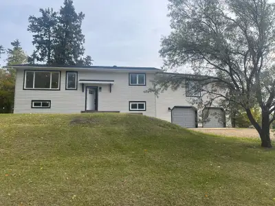Beautiful 4-Bed 3 Bath Acreage Located in Ponoka County