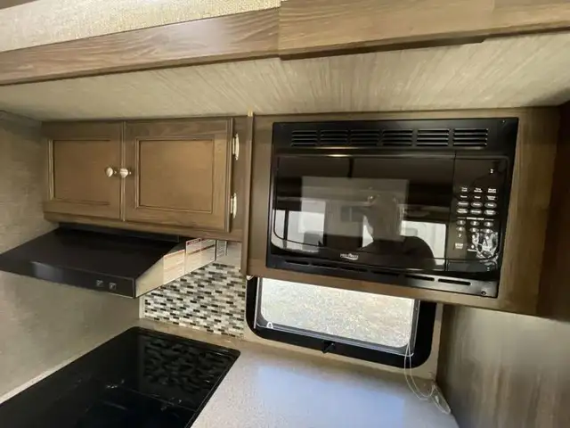 2017 Keystone RV Premier Ultra Lite 26RBPR in Travel Trailers & Campers in Kamloops - Image 7