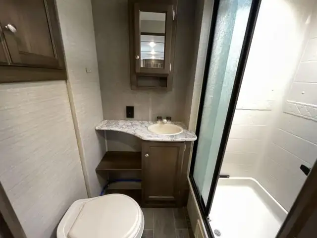 2017 Keystone RV Premier Ultra Lite 26RBPR in Travel Trailers & Campers in Kamloops - Image 11