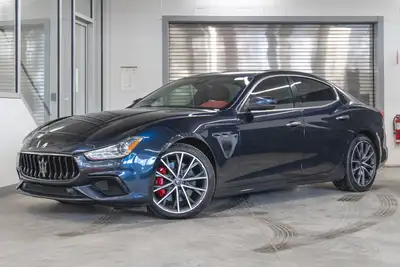 Maserati Ghibli Modena Q4 2022: - Extérieur bleu BLU NOBILE avec intérieur en cuir rouge ROSSO avec...