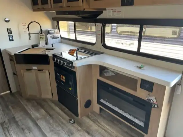 2024 FOREST RIVER GREYWOLF 24 RRT! AWESOME TOYHAULER! $41995!  in RVs & Motorhomes in London - Image 15