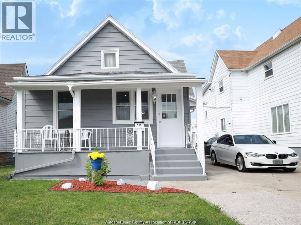 935 LANGLOIS AVENUE Unit# LOWER Windsor, Ontario 3