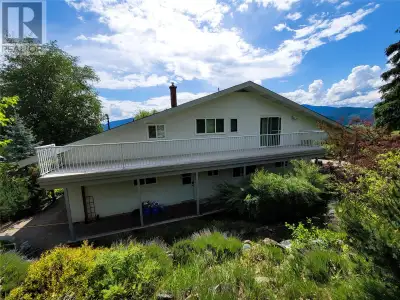 Discover a splendid 11.085-acre estate, meticulously crafted to showcase an irrigated small orchard...