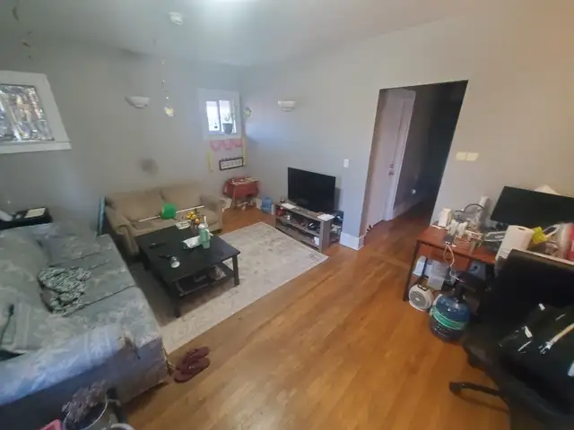 Near UofW  3bd upper space in Duplex avail April or May 1st