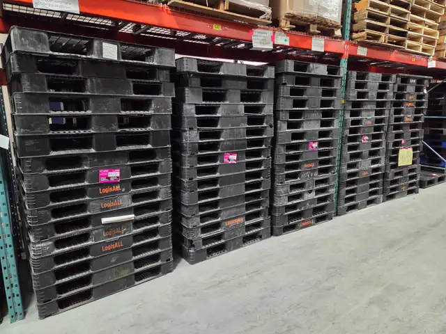 Good pallets and plastic skids here matching stacks too in Storage & Organization in Mississauga / Peel Region - Image 6