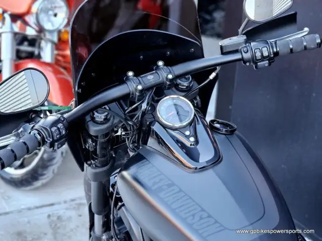 2018 Harley-Davidson Fat Bob in Sport Touring in Oshawa / Durham Region - Image 11