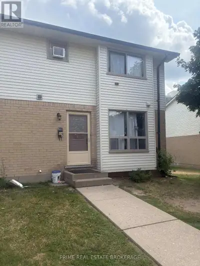 Fantastic entry-level home or investment opportunity in South London! This 3-bedroom, 1.5-bath townh...
