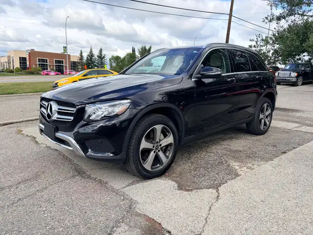 2018 Mercedes-Benz GLC  With Navi, Bluetooth, Panoramic Sunroof