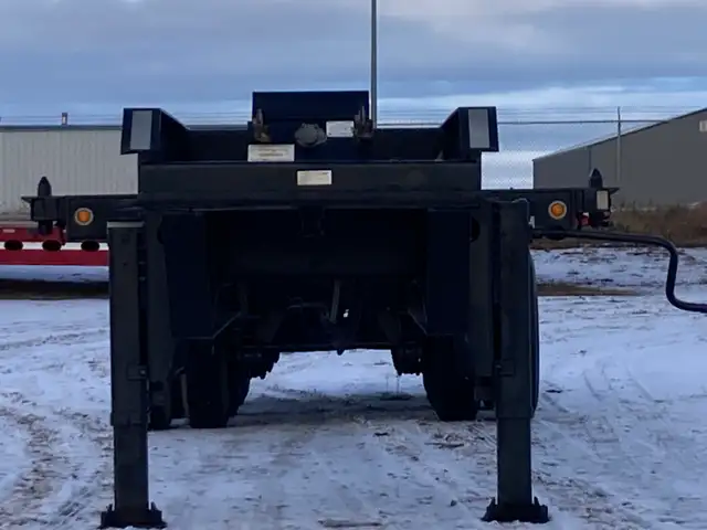 2006 Hyundai Container Chassis / 20 ft container pins in Heavy Equipment in Laval / North Shore - Image 10