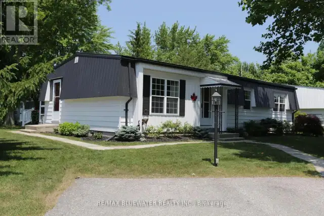 314 WYLDWOOD LANE S South Huron (Stephen), Ontario in Houses for Sale in Grand Bend - Image 2